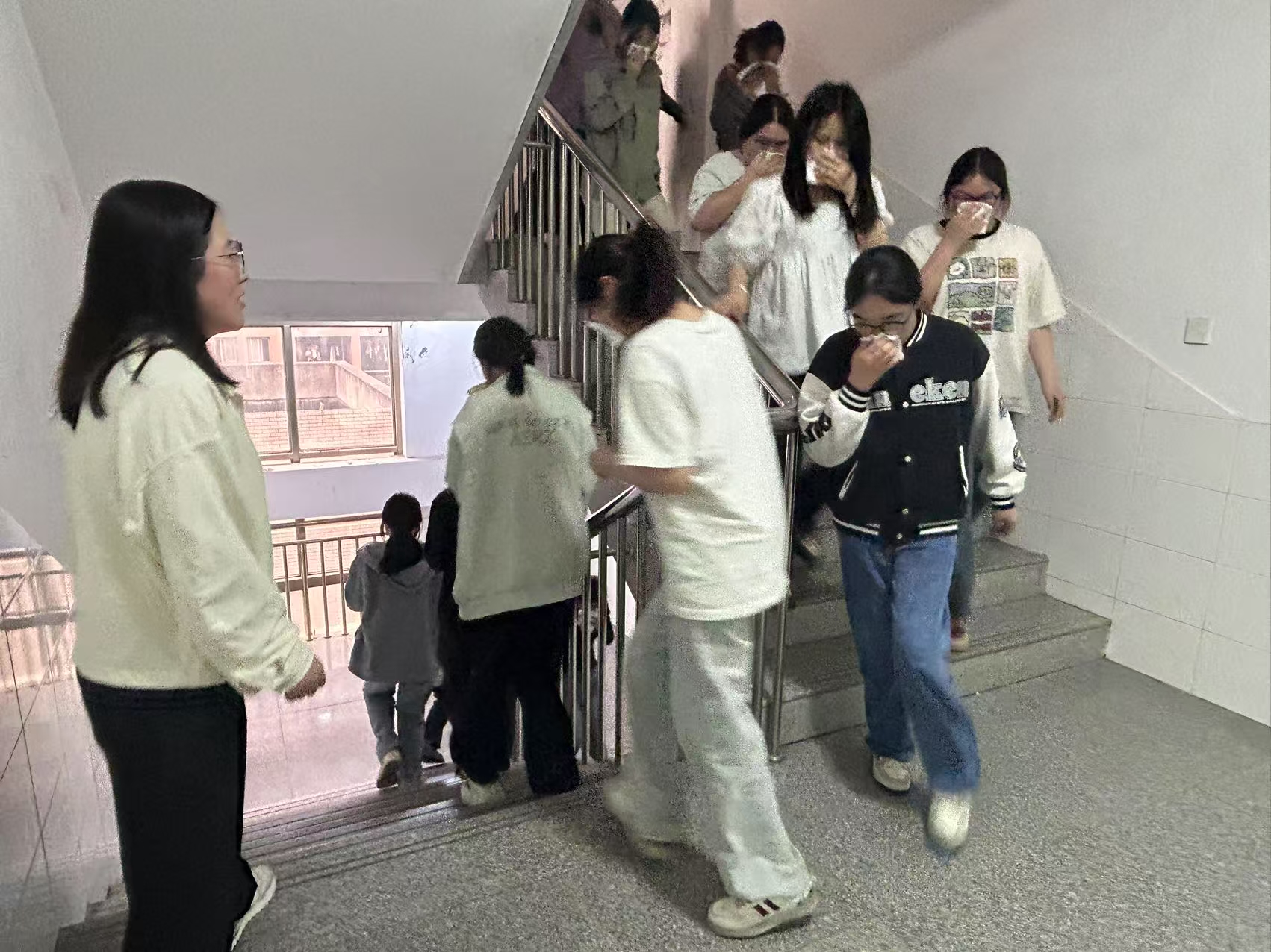 筑牢校园安全防线   我校开展宿舍消防安全疏散演练