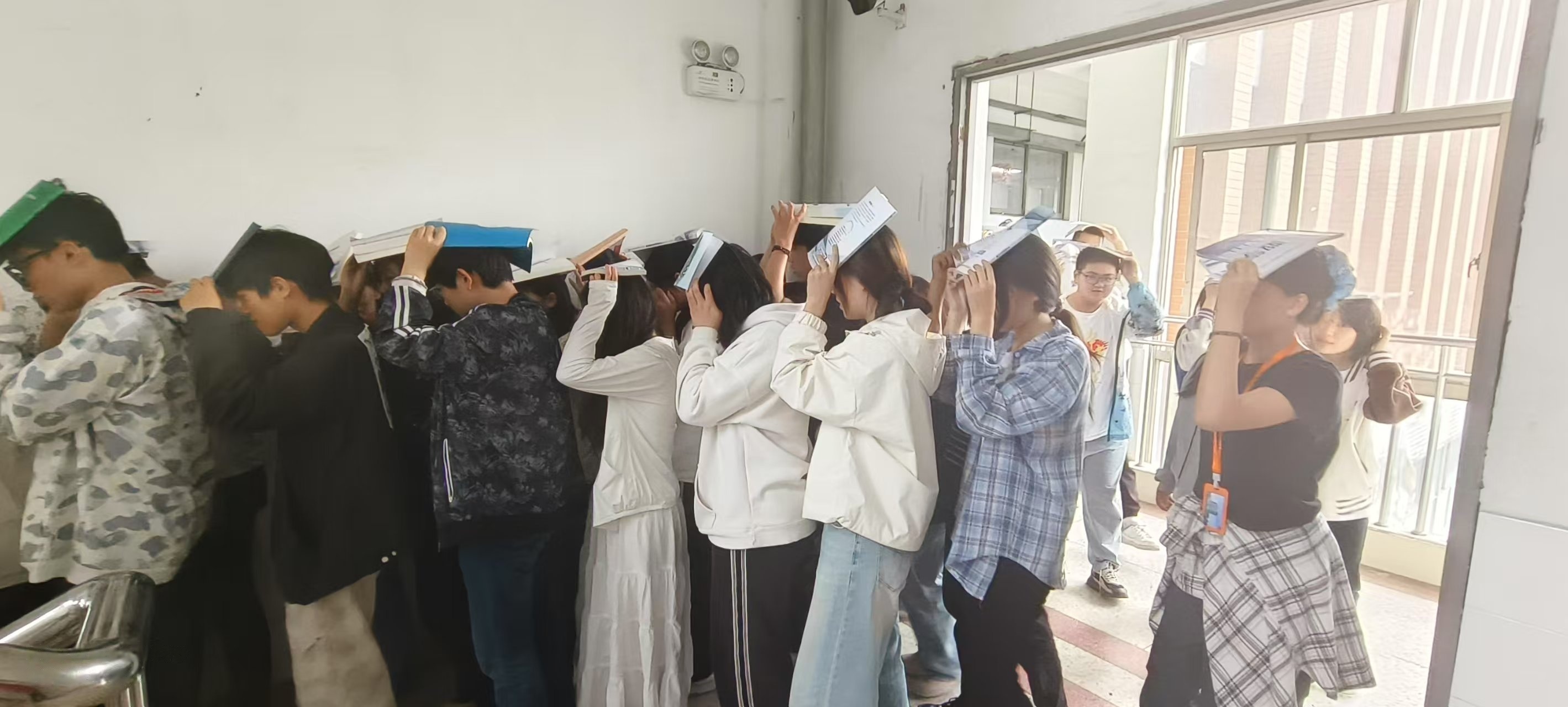 筑牢生命防线 共建平安校园——我校开展“5·12”防震应急疏散演练