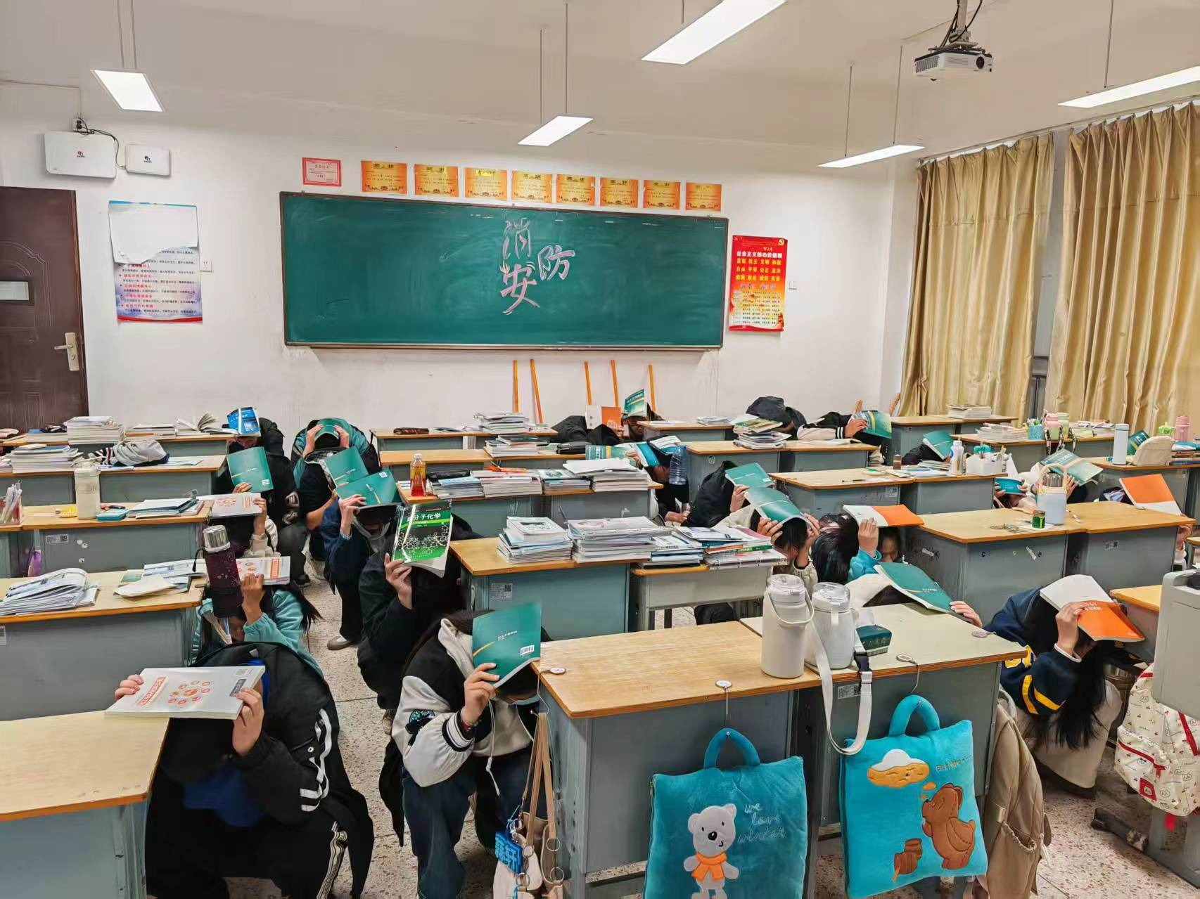 我校开展地震避险和应急疏散演练