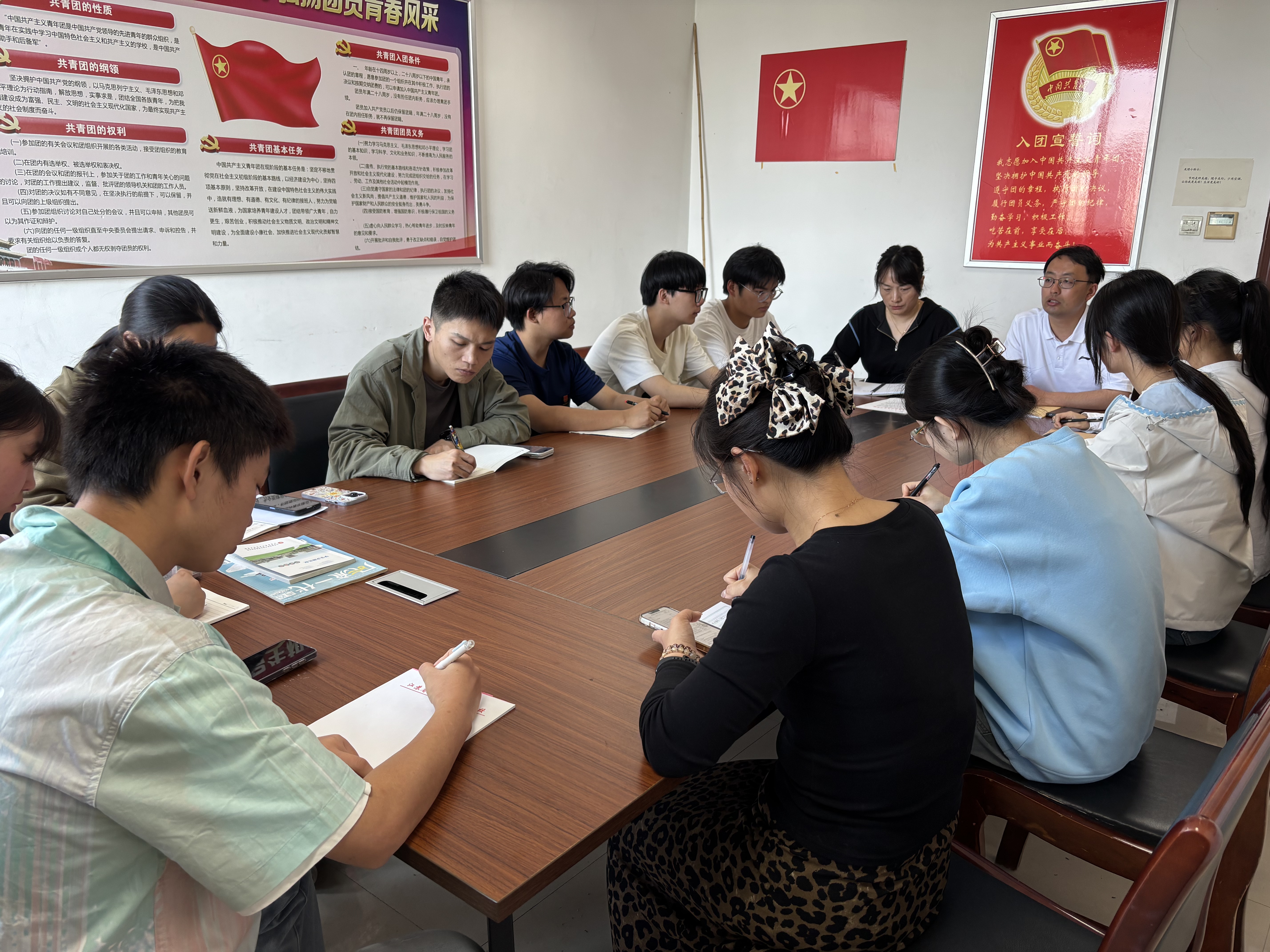 校团委召开工作例会——推进团员发展规范管理